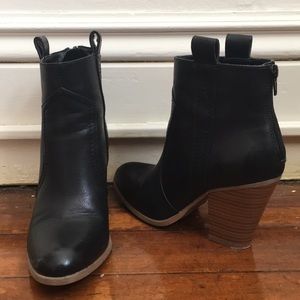 Heeled black ankle booties